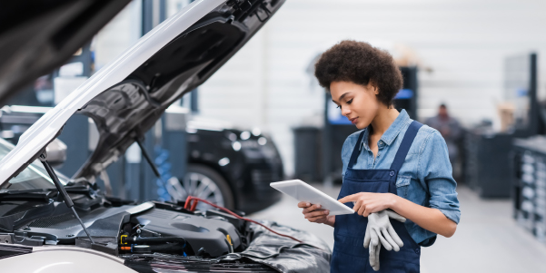 Mulher conferindo o checklist de manutenção do carro
