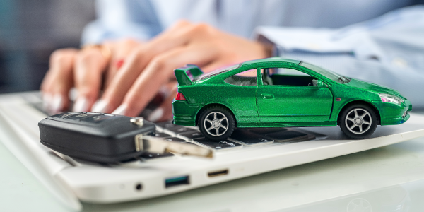 Carro em miniatura e chave em cima de teclado